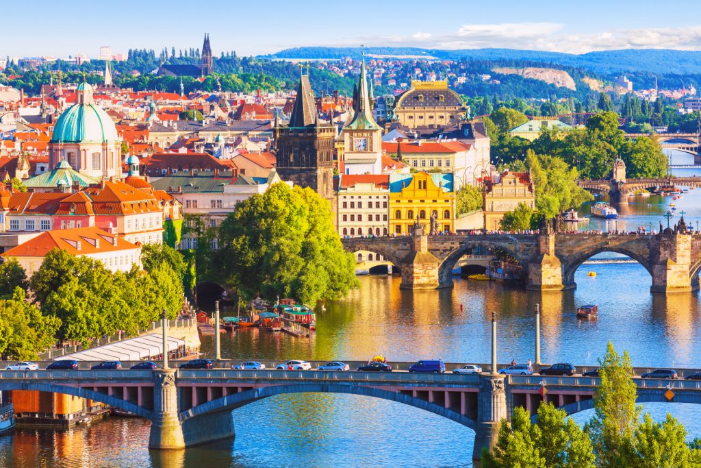 Vue aérienne estivale de l'architecture de la vieille ville et du pont Charles sur la rivière Vltava à Prague, République tchèque, Ville de Prague, république tchèque, vue sur la ville colorée et les monuments