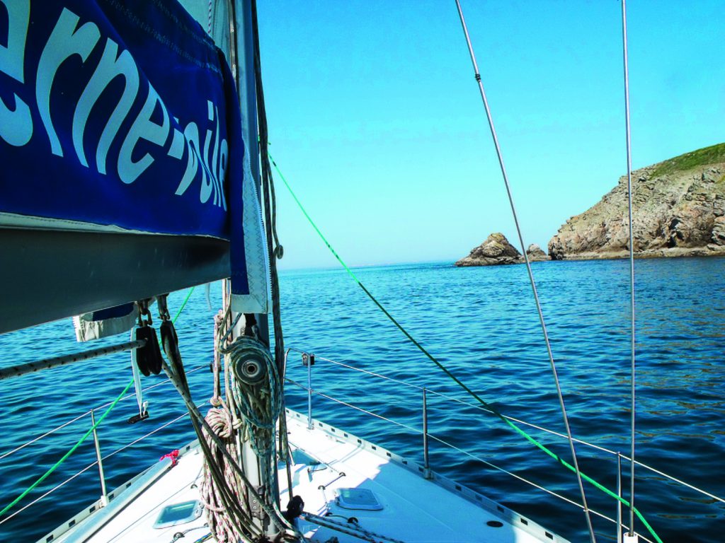 idee-cadeau-week-end-original-lieux-insolites-a-tester-ecoresponsable-cabine-air-marin-passer-une-nuit-sur-un-voilier