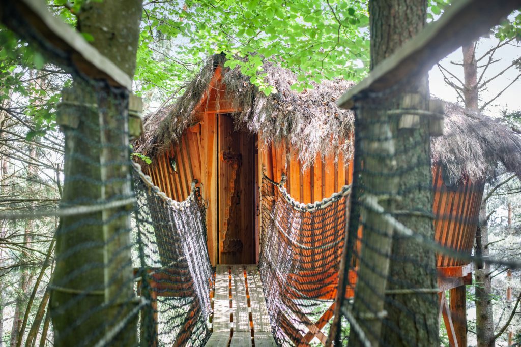 idee-cadeau-week-end-original-lieux-insolites-a-tester-cabane-confortable-suspendue-dans-les-arbres-ardeche