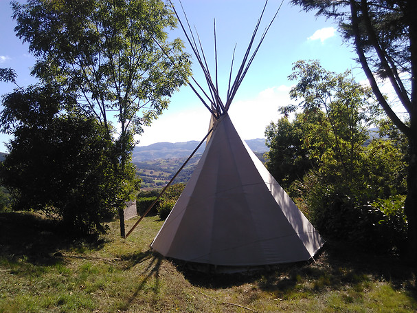 idee-cadeau-week-end-original-lieux-insolites-a-tester-tipis-camping-monts-du-lyonnais