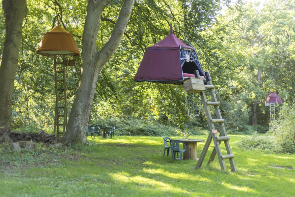 idee-cadeau-week-end-original-lieux-insolites-a-tester-cabane-suspendue-dans-les-arbres-woody-park-en-seine-maritime