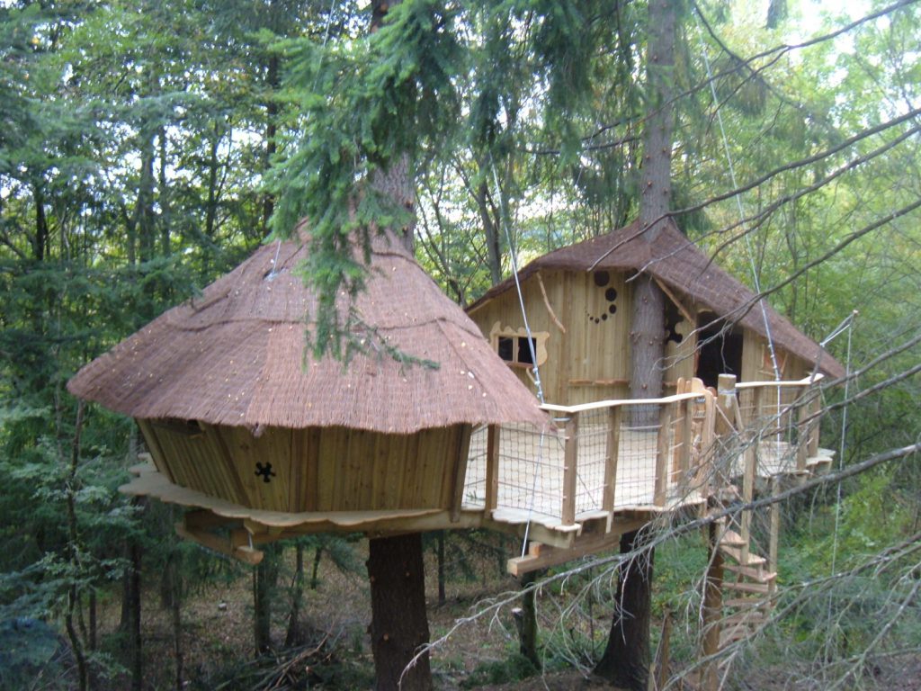 idee-cadeau-week-end-original-lieux-insolites-a-tester-cabane-confortable-suspendue-dans-les-arbres-puy-de-domes-le-parc-naturel-Livradois-Forez