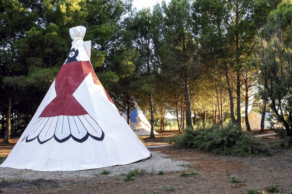 idee-cadeau-week-end-original-lieux-insolites-a-tester-tipis-dans-les-vignobles