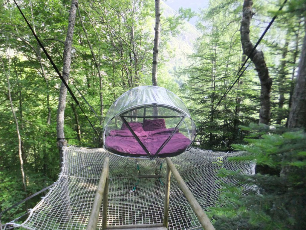 idee-cadeau-week-end-original-lieux-insolites-a-tester-cabane-bulle-transparente-suspendue-dans-les-arbres