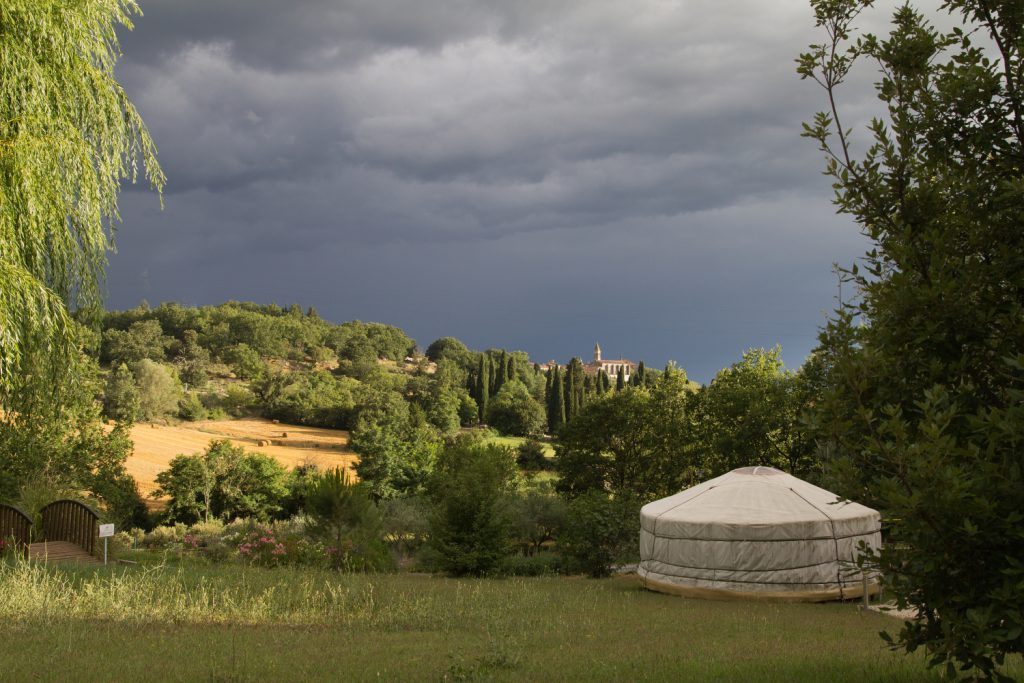 idee-cadeau-week-end-original-lieux-insolites-a-tester-yourte-traditionnelle-comme-en-mongolie-avec-toit-transparent-dormir-a-la-belle-etoile-dans-le-gard-ville-barjac