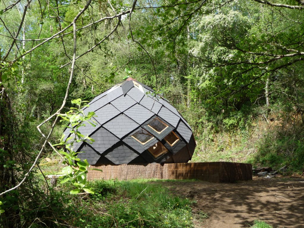idee-cadeau-week-end-original-lieux-insolites-a-tester-maison-de-hobbit-style-seigneur-des-anneaux-en-foret
