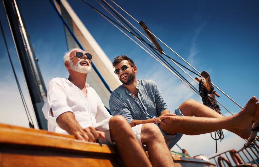 deux hommes profite d'un cadeau pour un homme qui aime voyager