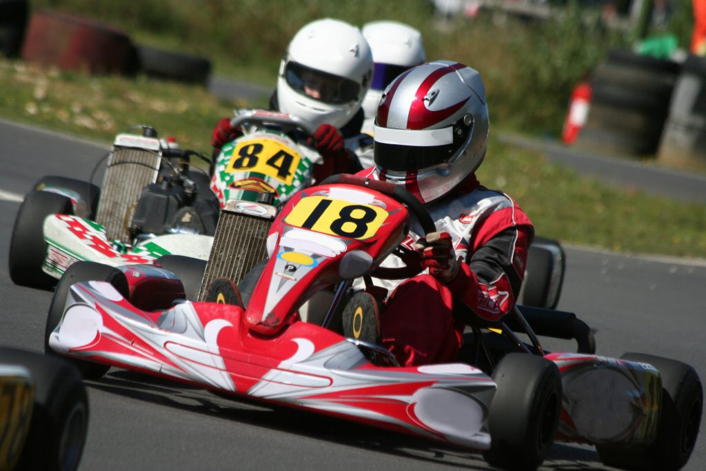 Enterrement-de-vie-de-garçon-6-activités-inoubliables-à-faire-entre-amis-karting-1024x683
