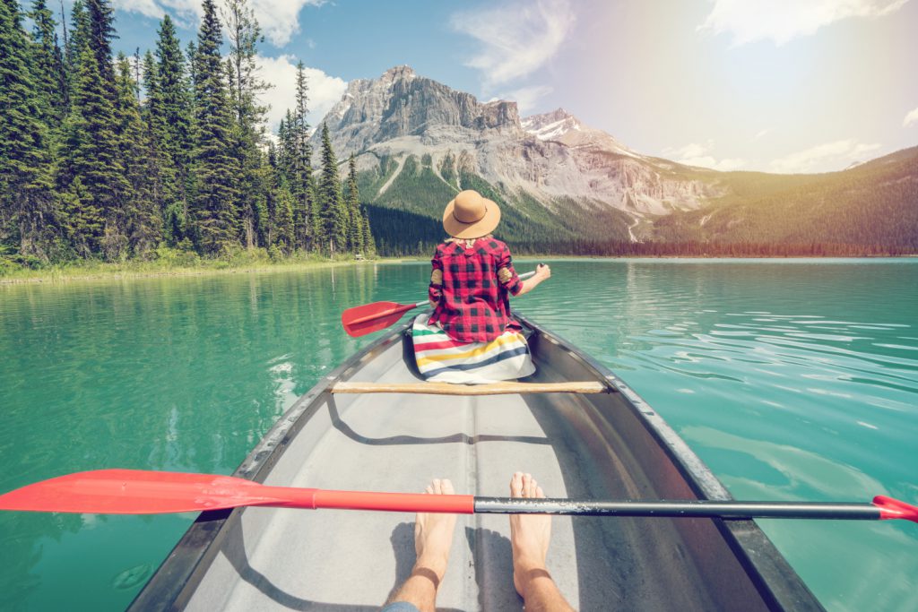 père-fille font du canoe comme idée d'activités