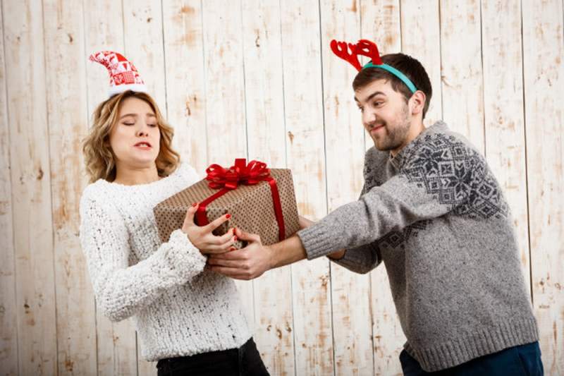 Cadeaux de Noël : pourquoi vous devez les ouvrir le 24 Décembre… ou pas !