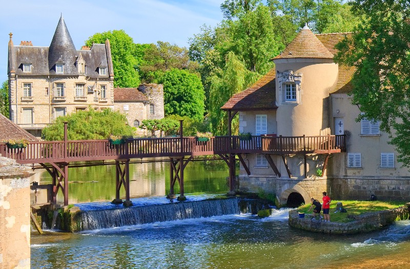 visiter-ville-proche-de-paris-village-moret-sur-loing-et-ses-beaux-cours-d-eau