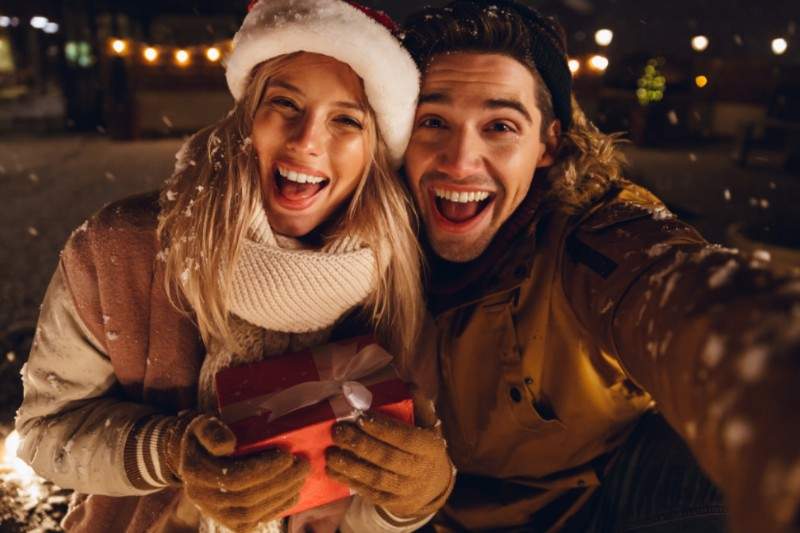 idee-cadeau-noel-couple-amis