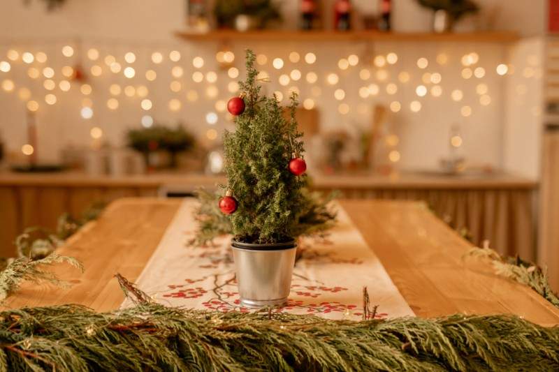 idee-deco-noel-minimaliste-cadeaux-sapin