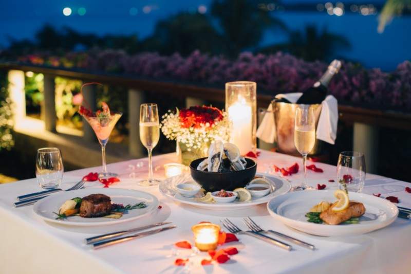 une table dressée pour un romantique dîner aux chandelles de nuit, comme l'un des cadeaux de mariage offert