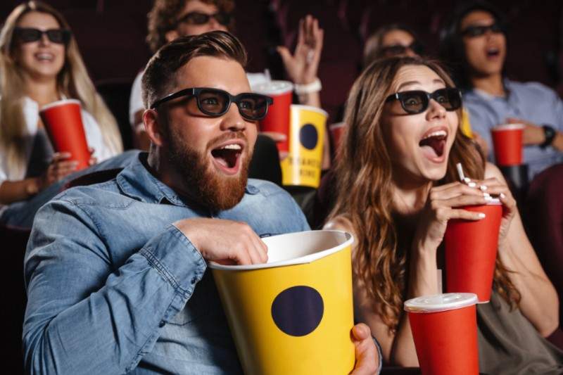 un homme et une femme sont au cinéma et regarde un film sur le voyage