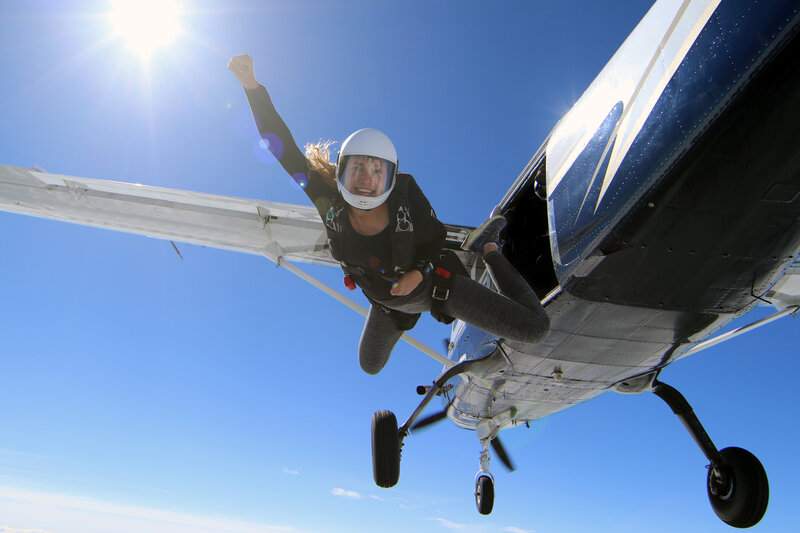 Combien de temps faut-il pour sauter en parachute en solo ?