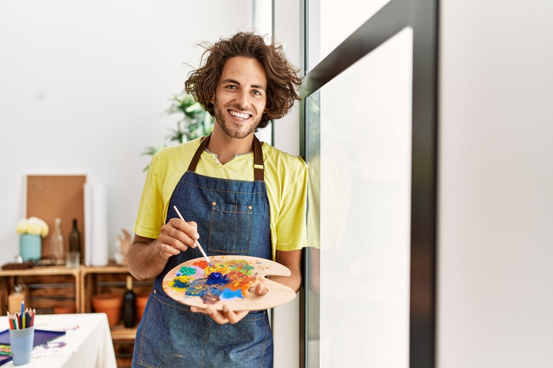 Homme créatif qui fait de la peinture