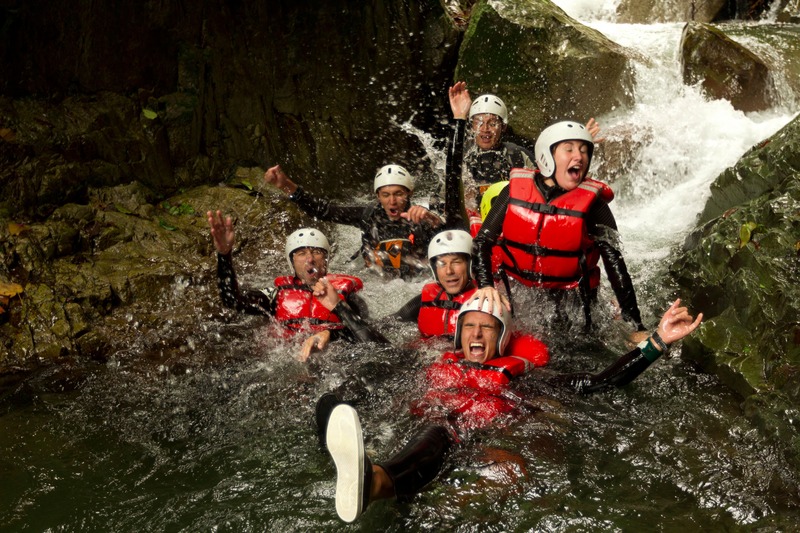 Groupe qui s'amuse en faisant du canyoning