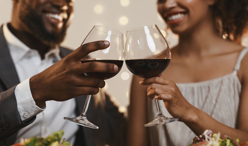 Couple amoureux à un dîner avec coupes de vin