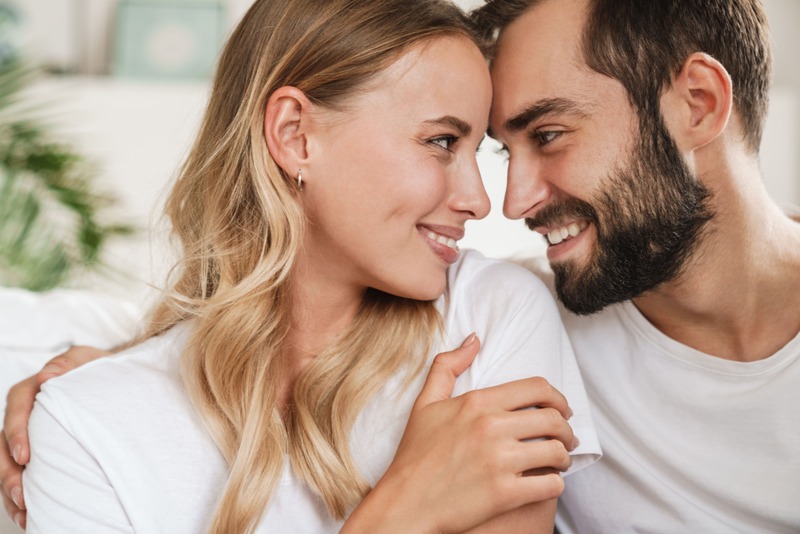 Jeune couple amoureux se regarde dans les yeux
