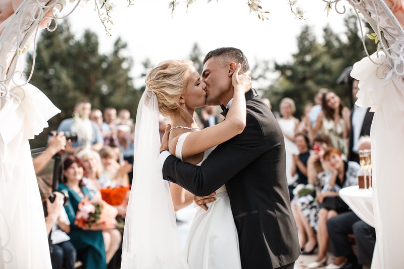 Un couple de jeunes mariés qui s'embrassent