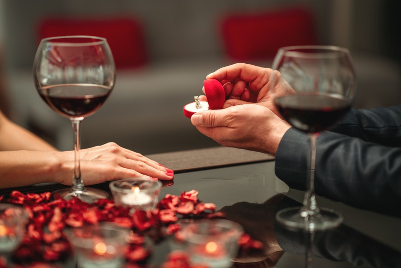 couple : demande en mariage romantique au restaurant
