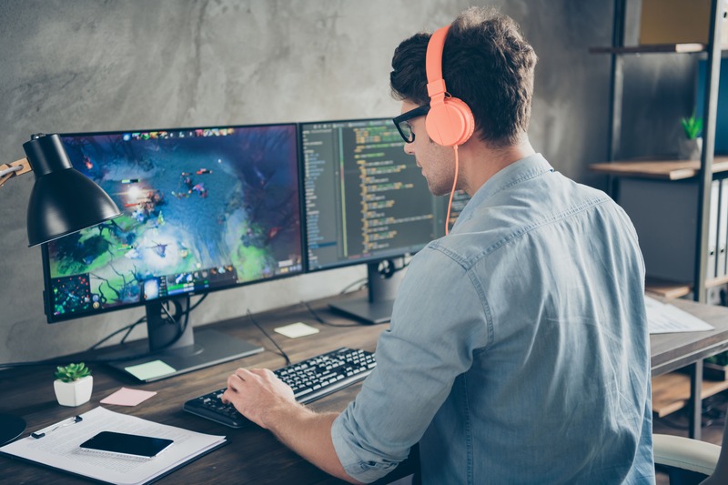 Homme geek devant son écran de jeux