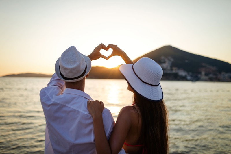 couple amoureux en lune de miel