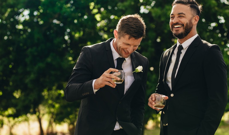 Invité à un mariage avec le marié