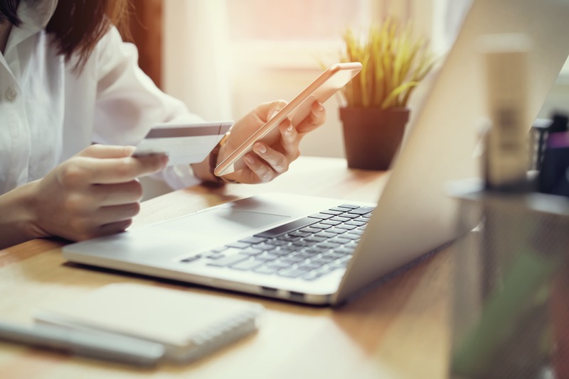 idée où acheter une carte cadeau en ligne sur un site fiable, une femme fait des recherches sur un ordinateur portable en ligne