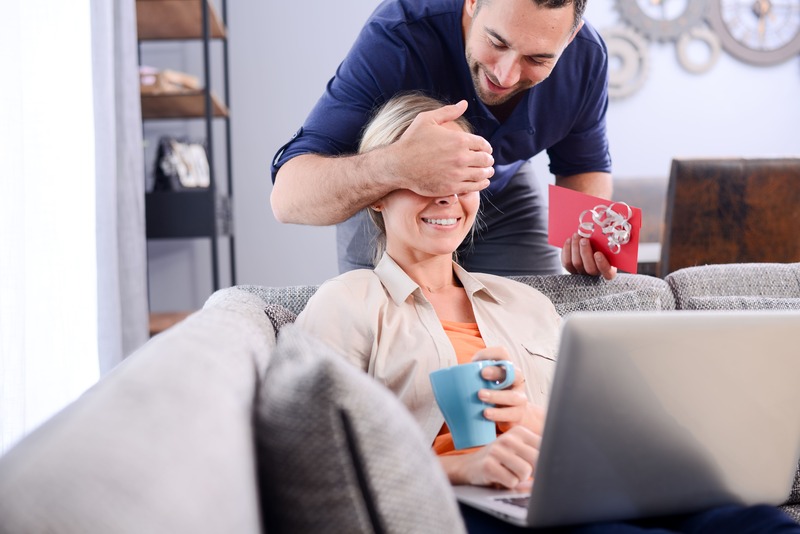 Homme qui offre une carte cadeau à sa femme