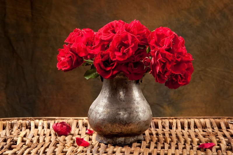 cadeau-de-mariage-dixieme-anniversaire-de-mariage-un-vase-et-des-fleurs-rouges-pour-les-noces d'étain