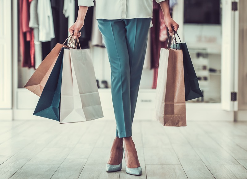 une jeune femme fait du shopping en boutique avec la carte cadeau Mode de Wonderbox 
