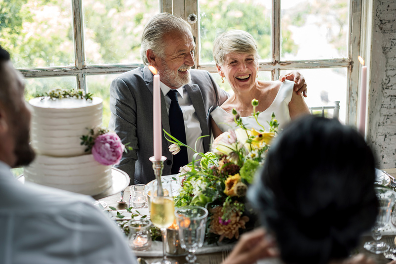 Couple joyeux qui célèbre ses 50 ans de mariage