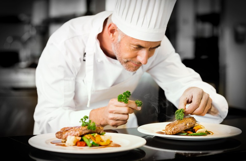 un chef à domicile prépare un dîner pour un couple qui célèbre ses 10 ans de mariage, donc ses noces d'étain