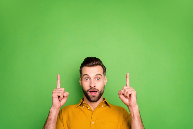 homme heureux du choix de carte cadeaux multi-enseignes