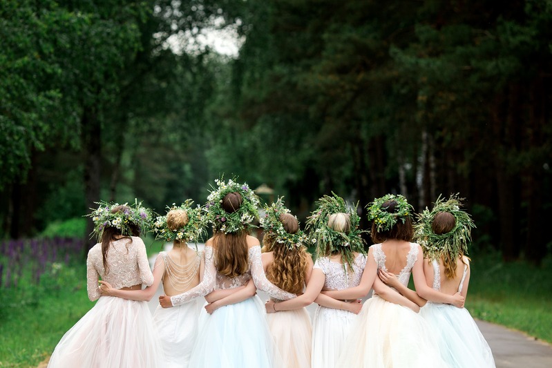 La mariée avec les sept demoiselles d'honneur qu'elle a choisie
