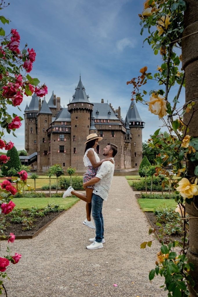 couple célèbre ses noces d'étain dans un château