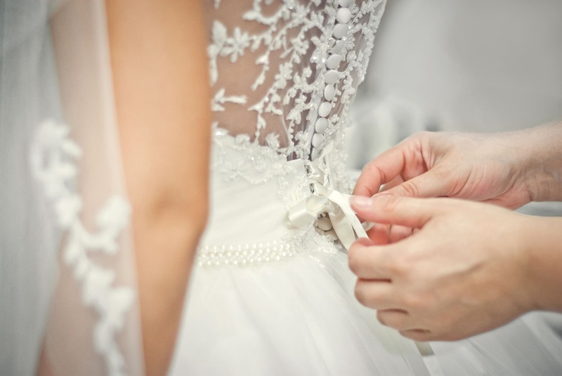 demoiselles d'honneur qui aide la mariée