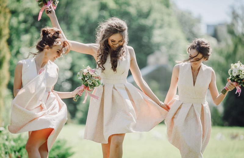 Demoiselles d'honneur heureuses, en route pour le mariage