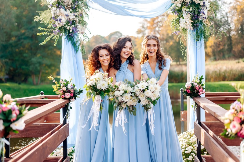 demoiselles d'honneur en robe bleue à un mariage