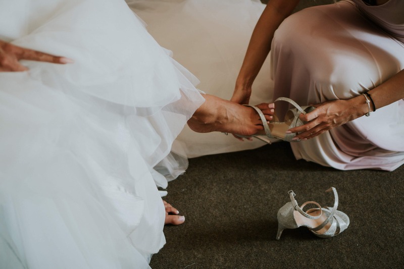 demoiselles d'honneur dont le rôle est d'aider la mariée, l'aide à se préparer
