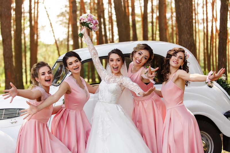 des demoiselles d'honneur qui tiennent leur rôle auprès de la mariée