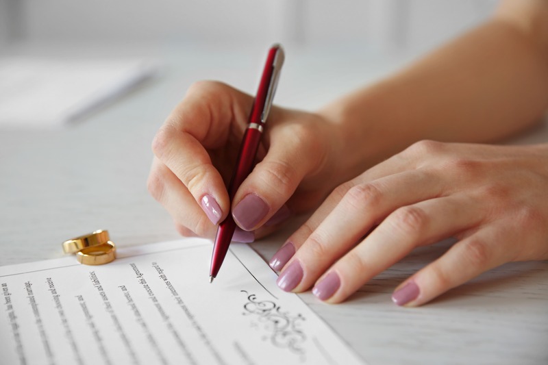 rôle du témoin de mariage qui signe un document officiel lors du mariage