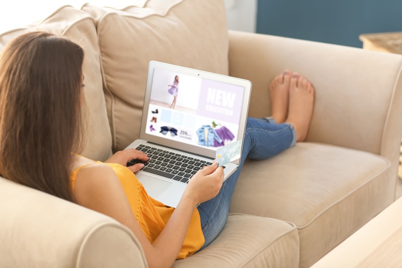 Femme qui achète en ligne avec une carte cadeau