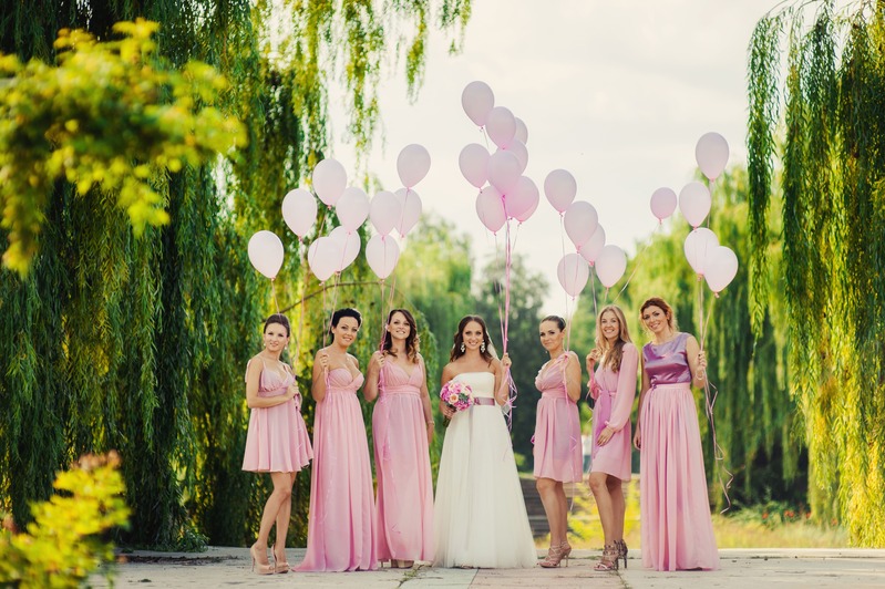 Demoiselles d'honneur et la mariée qui va leur offrir des cadeaux