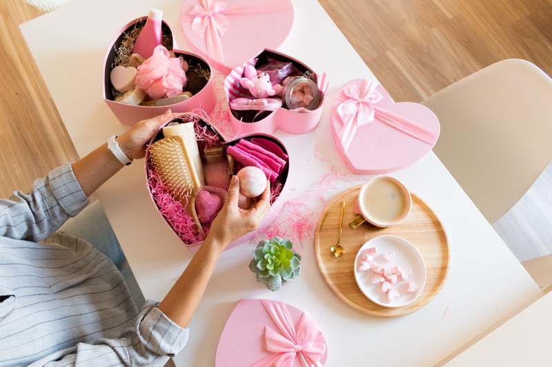 idées de cadeaux de mariage pour les demoiselles d'honneur avec un packaging en coeur rose