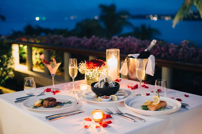 Une table dressée avec un dîner aux chandelles pour la célébration des noces d'étain d'un couple 