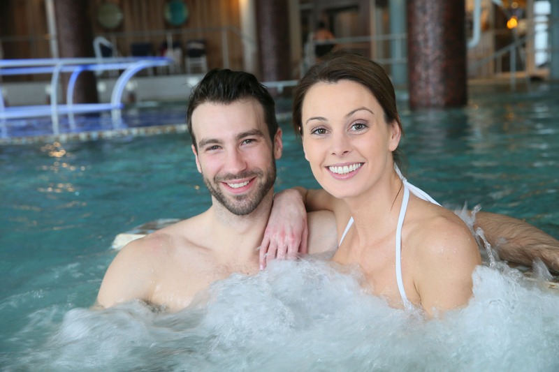 noces de coton, célébrés au thalasso et spa dans un jacuzzi par un couple mariés