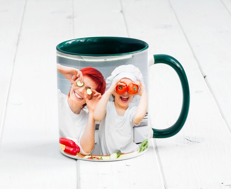 une tasse avec photo imprimé, un cadeau kitch pour offrir une carte cadeau dissimulée à l'intérieur